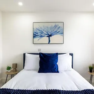  Apartment 4bed 11 Occupancy Large Flat Elizabeth Line West Flat Free Parking